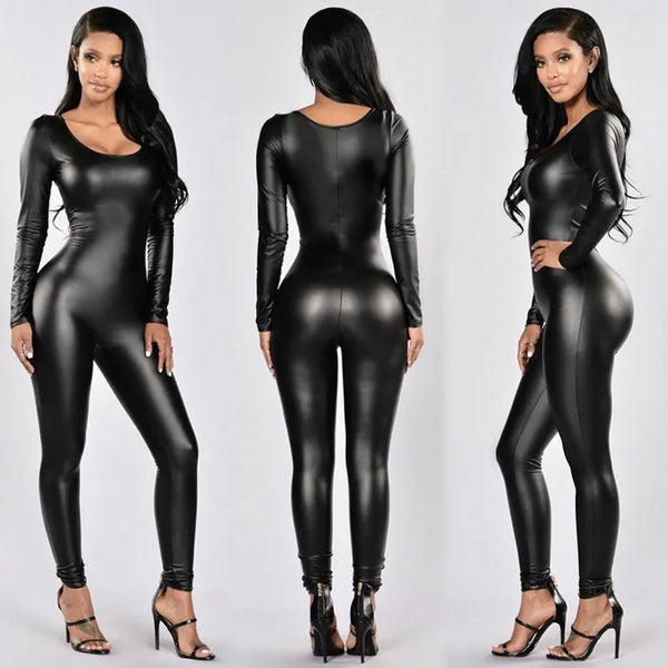 Une femme pose dans trois postures différentes en combinaision moulante noire à manches longues. La combinaison est en simili cuir. 