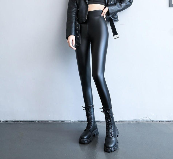 femme portant une veste en cuir noir avec des bottes à lacets et un legging en simili cuir noir mat