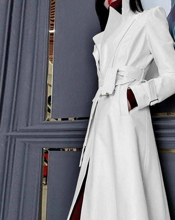 femme portant un trench coat blanc en simili cuir long cinturé