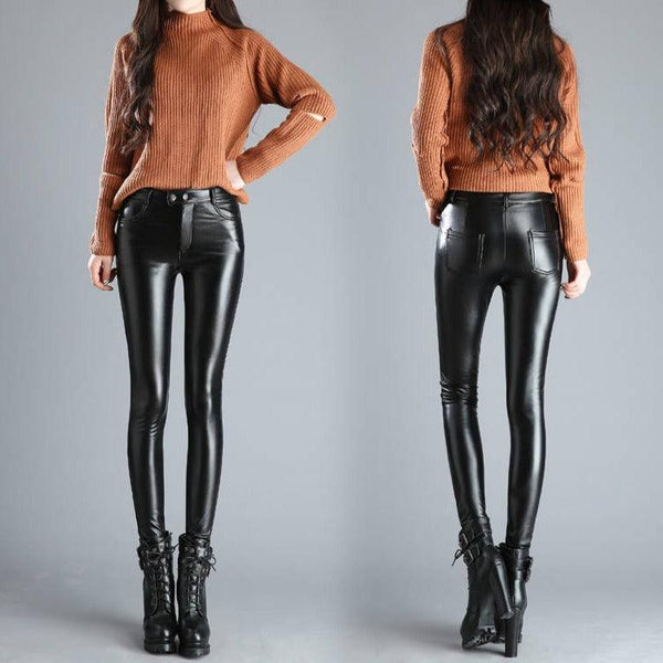 Pantalon simili cuir femme noir slim polaire extensible vue de devant et vue de dos, porté par une femme avec des cheveux longs et un pull orange