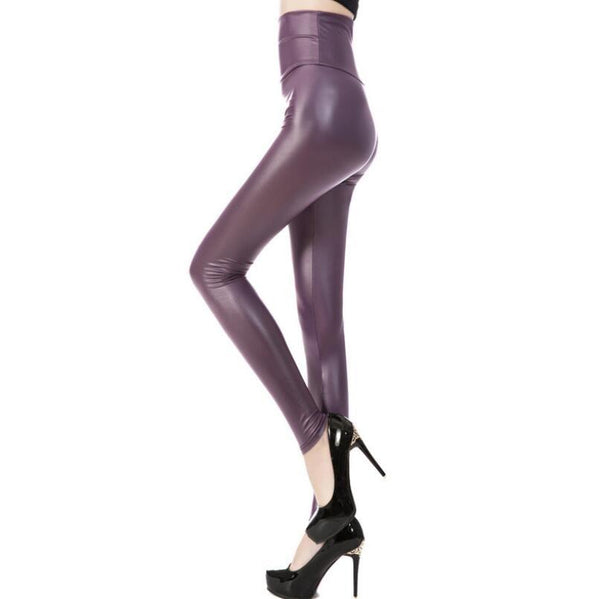 femme portant des talons noirs et un legging extensible en simili cuir violet 
