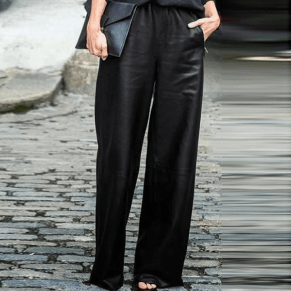 femme portant un pantalon large taille haute à taille élastique en simili cuir noir