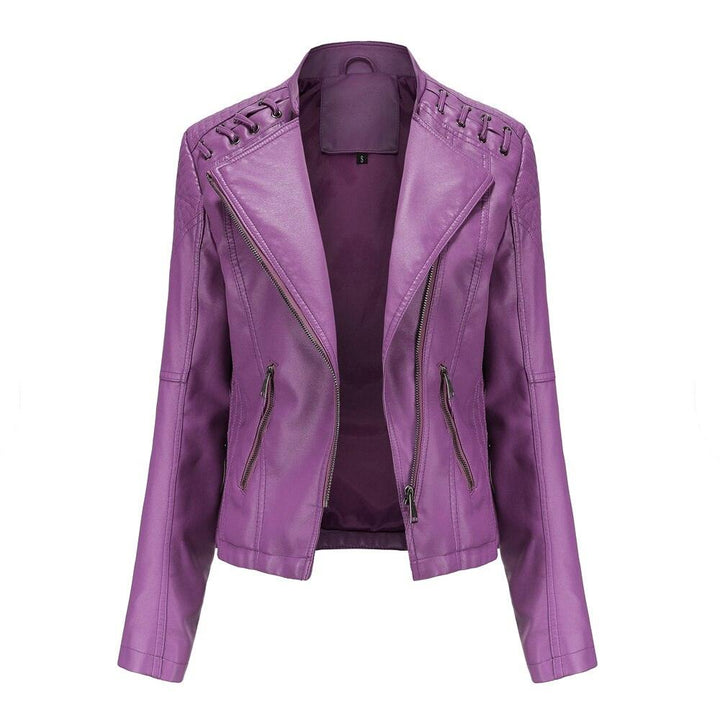 Un blouson de style perfecto violet avec une lanière cousue au niveau des épaules.