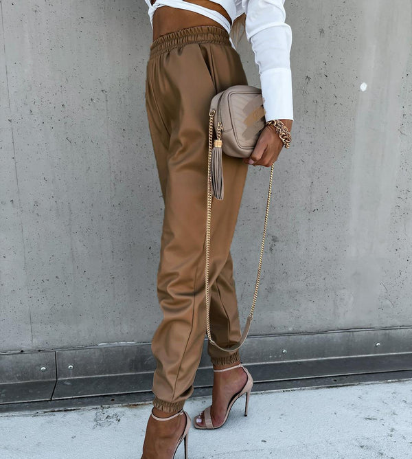 femme portant un jogging en simili cuir marron décontracté avec des poches