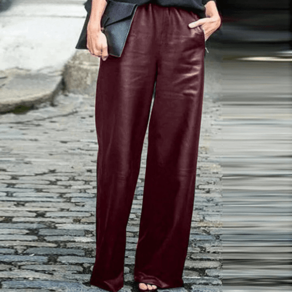 femme portant un pantalon large taille haute à taille élastique en simili cuir bordeaux