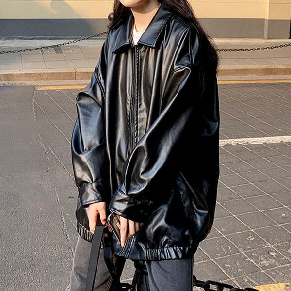 Femme qui porte une Veste en simili cuir femme oversize brillante noir