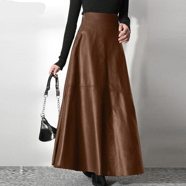 femme portant une jupe longue en trapèze en simili cuir marron avec une fermeture éclair sur le côté