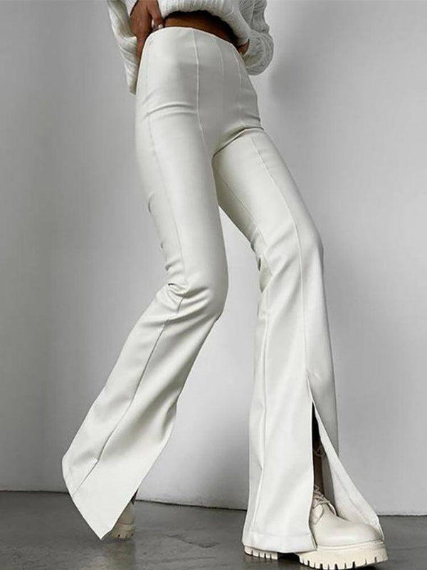 femme porte un pantalon en simili cuir blanc évasé et fendu sur le devant de la jambe