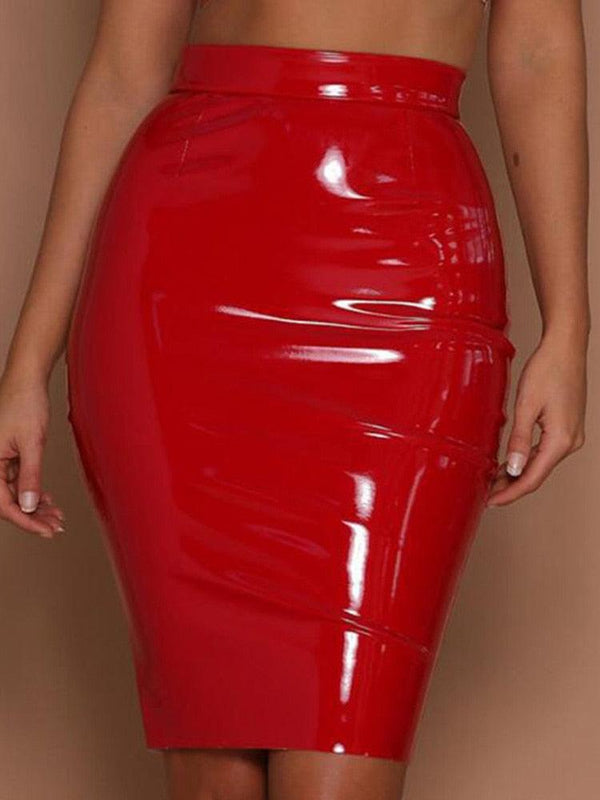femme portant une jupe midi moulante en simili cuir vinyle brillant rouge