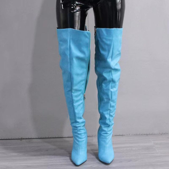 femme qui porte un legging noir brillant et des cuissardes bleu clair en simili cuir pour femme avec fermeture éclair, se tient de face, on ne voit que les jambes