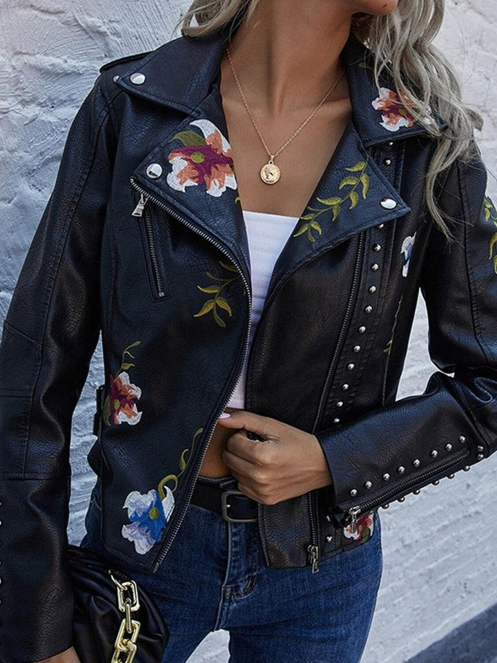 Femme qui porte une Veste simili cuir femme motard à fleurs noir