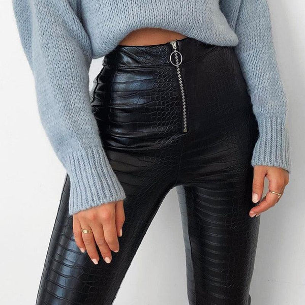 femme portant un pull bleu avec un legging en simili cuir façon crocodile avec fermeture à zip