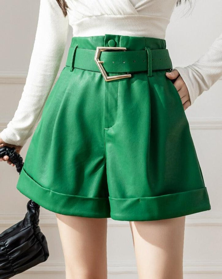 femme portant un short taille haute avec revers en simili cuir vert avec ceinture