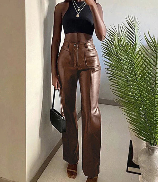 femme brune avec un haut bustier et un pantalon en simili cuir marron aux poches apparentes et taille haute
