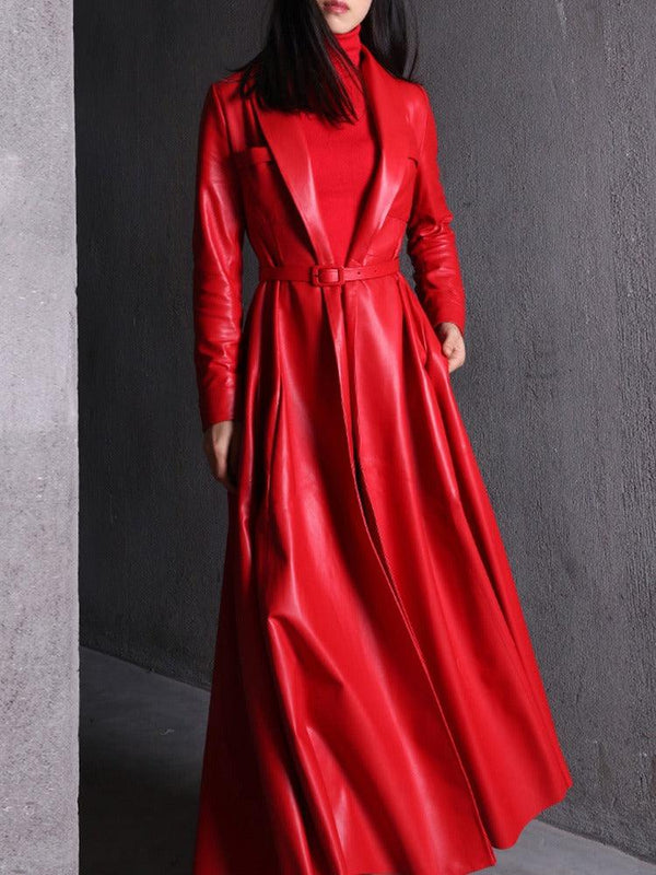 Femme qui porte un Trench simili cuir femme extra long rouge